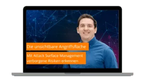 Mann vor Laptop mit digitalem Netzwerk-Hintergrund und Text über Angriffsfläche.