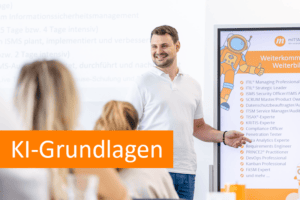 Mann erklärt KI-Grundlagen bei Schulung vor Whiteboard mit Robotik-Bild.