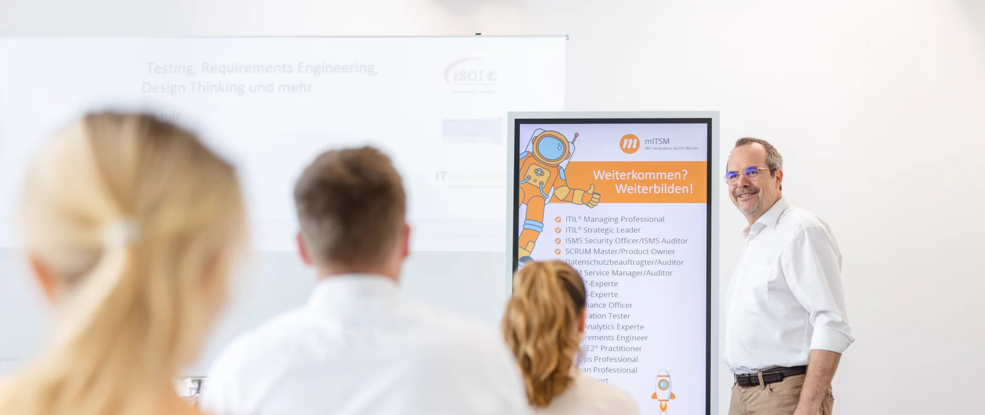 Mitarbeiter bei IT-Risikomanagement-Schulung mit Präsentation.